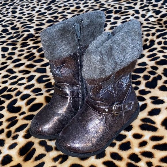 •UNLISTED•LIKE NEW PEWTER ELSA STAR LITTLE GIRLS BOOTS WITH FAUX FUR SIZE 10 - Picture 2 of 6